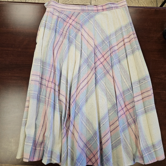 Vintage 1970's Plaid Pleated Below Knee Length Skirt by Freddie's Best. - Picture 4 of 10